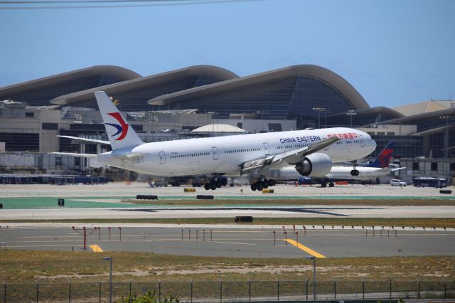 BOEING 777-300ER (B-2002)