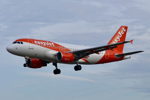 Airbus A319 (G-EZDD)