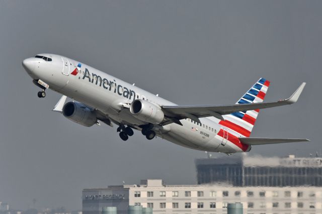 Boeing 737-800 (N940NN)