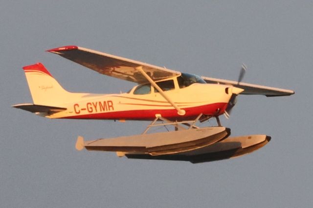 Cessna Skyhawk (C-GYMR) - C-GYMR Cessna Skyhawk 172P Survolant le fleuve St-Laurent QC. à Lavaltrie. Le 20-06-2025 à 20:19.