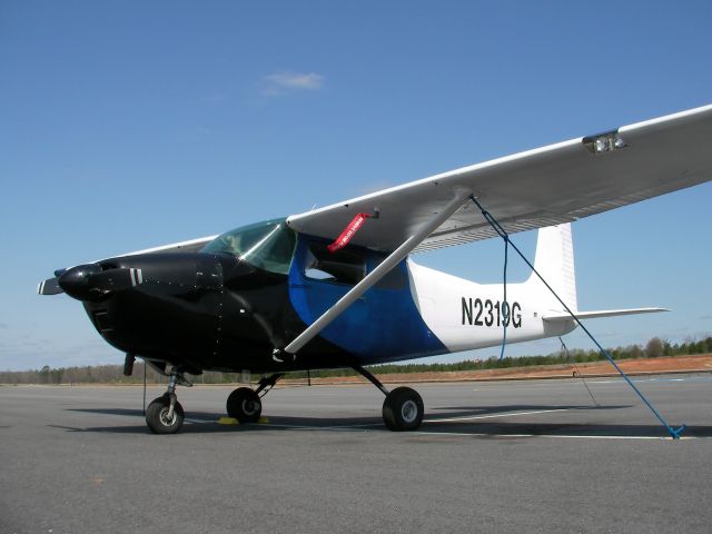 Cessna Skylane (N2319G) - Sunny day on the ramp.