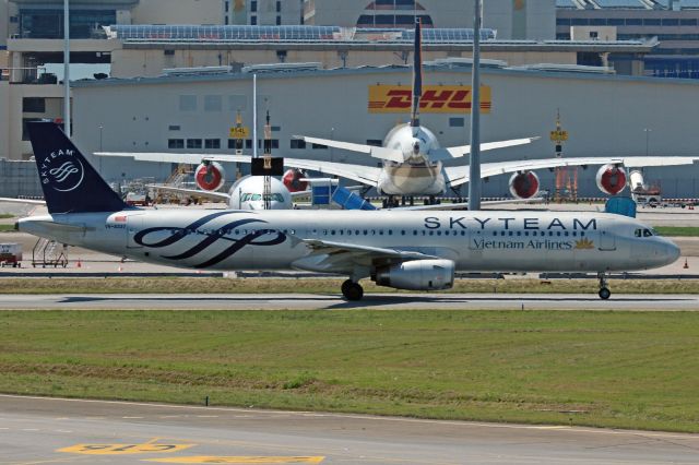 Airbus A321 (VN-A327) - SkyTeam livery