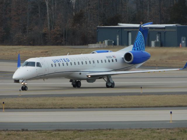 Embraer ERJ-145 (N10156) - CommuteAir Embraer 145 taxing to the gate