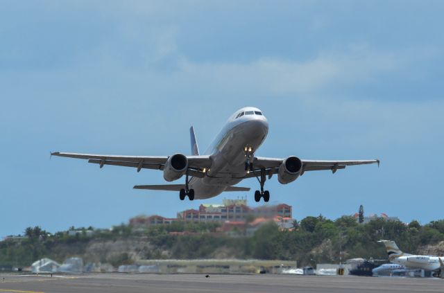 Airbus A320 (N410UA)