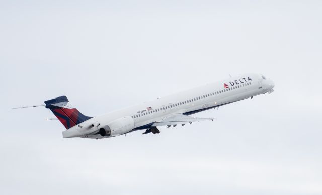 McDonnell Douglas MD-90 (N926DH)