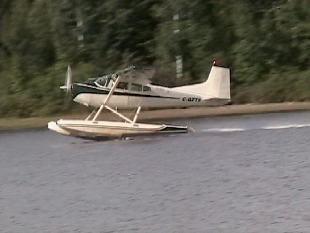 — — - J'étais a la rivière Piché en 2010, quand cet hydravion décollait non loin de Val-d'Or, Québec, Canada. Il y a un hydrobase a la rivière Piché.