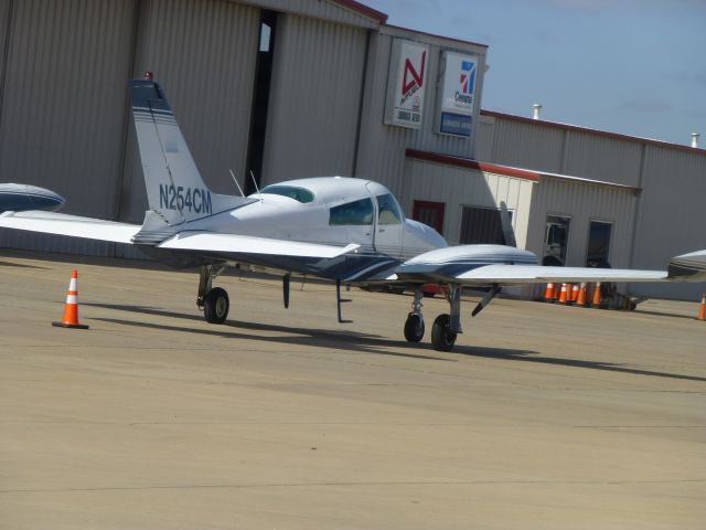 Cessna 310 (N254CM)