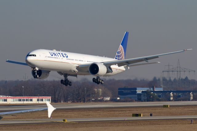 BOEING 777-300 (N2142U) - N2142U B773 2019-02-18 EDDF