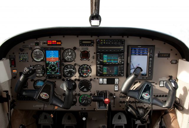 Piper Cherokee (N3038N) - Beautiful cockpit with Garmin 696. Aircaft based at RELIANT AIR, where you find the lowest fuel price on the Danbury (KDXR) airport.