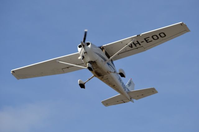 Cessna Skyhawk (VH-EOO) - VH-EOO inbound to YMMB over Lower Dandenong Rd.