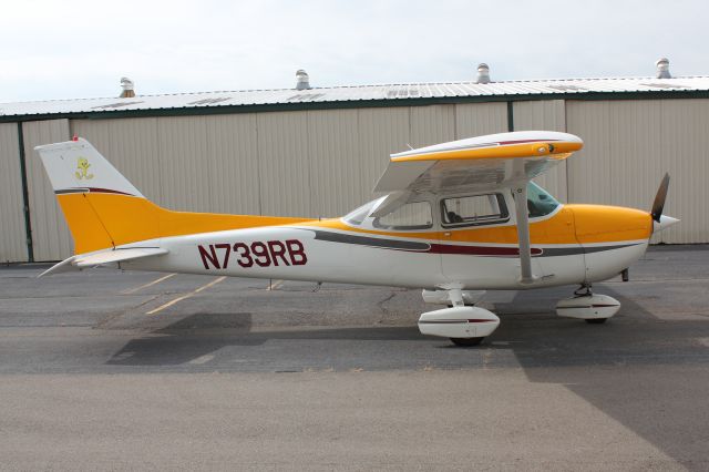 Cessna Skyhawk (N739RB) - Tweety ready for a session of cornfield-maze hunting.