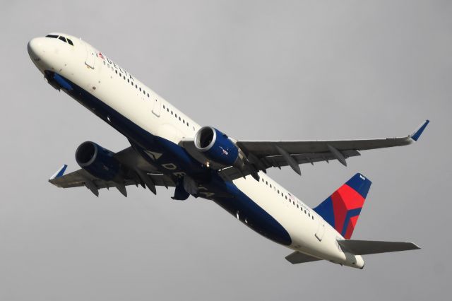 Airbus A321 (N348DN)