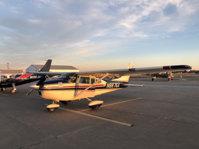 Cessna Skylane (N8876X) - Fuel stop