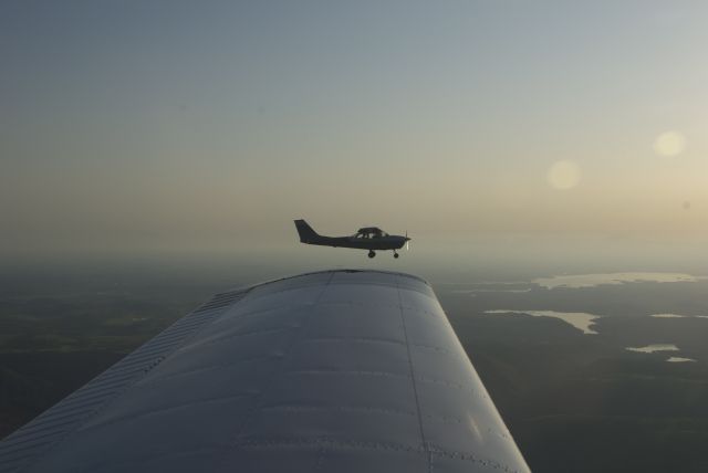 Cessna Skyhawk (N2899Q) - The view from N8739E flying back from Columbia (O22)