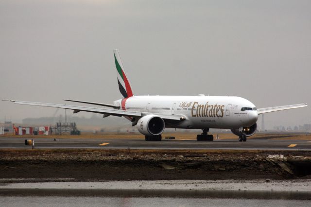 BOEING 777-300ER (A6-EPY)