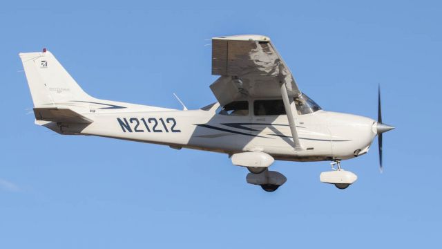 Cessna Skyhawk (piston-single) (C172) Aircraft (page 97) - FlightAware