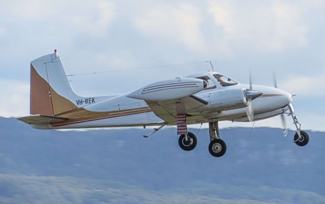 Cessna 310 (VH-REK)