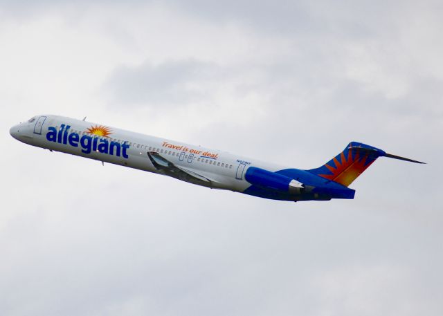 McDonnell Douglas MD-83 (N421NV) - At Shreveport Regional.