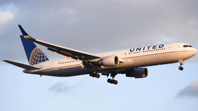 BOEING 767-300 (N641UA) - Nikon D750: Arriving during the golden hour, temperature was 12 degrees when taking this photo.