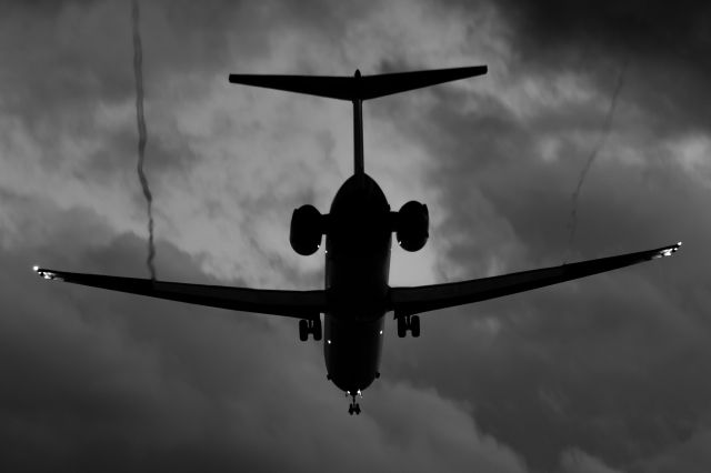 McDonnell Douglas MD-83 (N805WA) - World Atlantic MD83 on final for runway 18L.