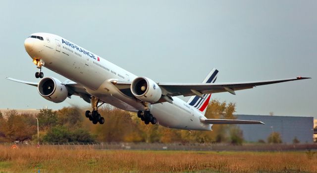 BOEING 777-300 (F-GSQR) - View from"rue du Berger".Flight to "La Réunion". November 2 2022.