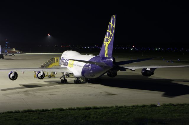 Boeing 747-400 (N480MC)