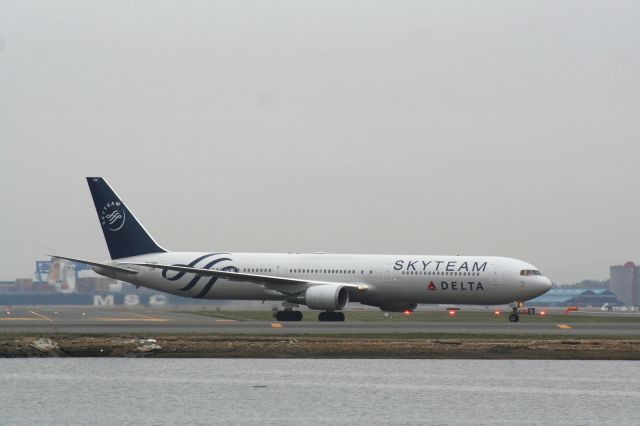 BOEING 767-400 (N844MH)