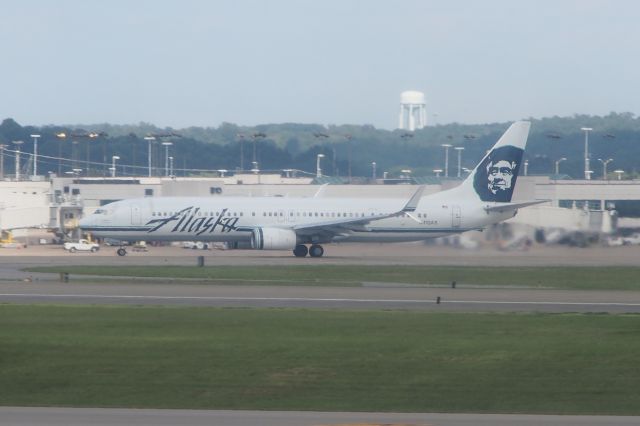 Boeing 737-800 (N413AS)