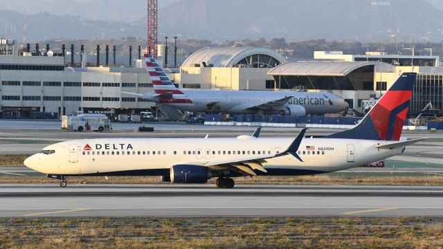 Boeing 737-900 (N839DN) - Arrived at LAX on 25L