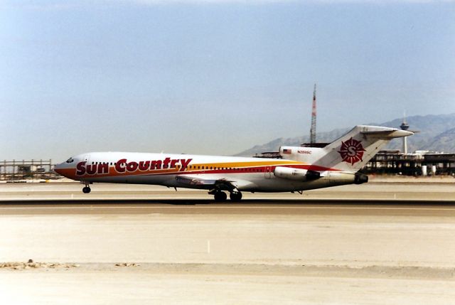 BOEING 727-200 (N289SC) - KLAX - Sun Country smoker landing 25 L at Las Vegas - note the newer D terminals being constructed in the background.