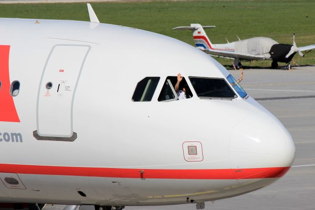 Airbus A320 (OE-LOA)