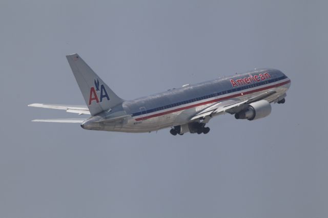 BOEING 767-300 (N321AA)