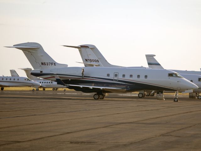Bombardier Challenger 300 (N537FX)