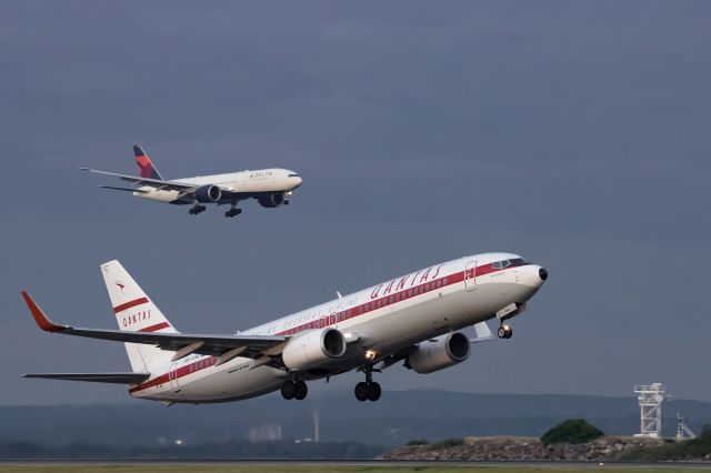 Boeing 737-800 (VH-VXQ) - With N702DN - DL41