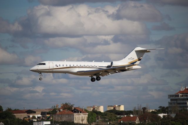 Bombardier Global Express (VH-LZP) - Aeroporto General Humberto Delgado - Lisbon     28-04-2017