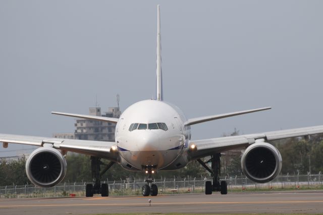 Boeing 777-200 (JA703A) - 22 September 2016:HKD-HND.