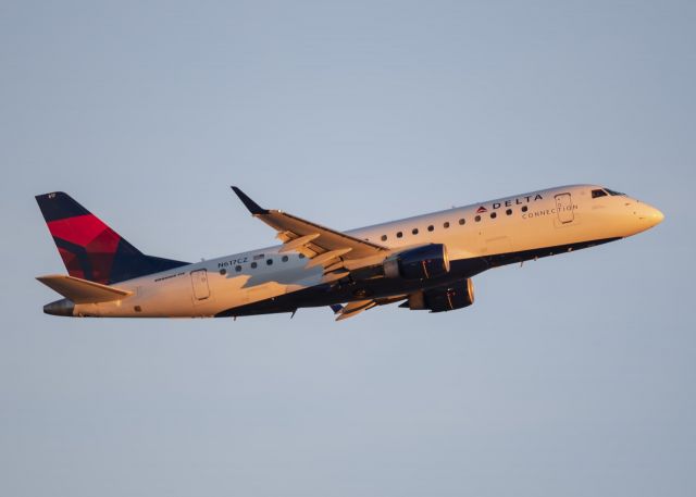 Embraer 175 (N617CZ)