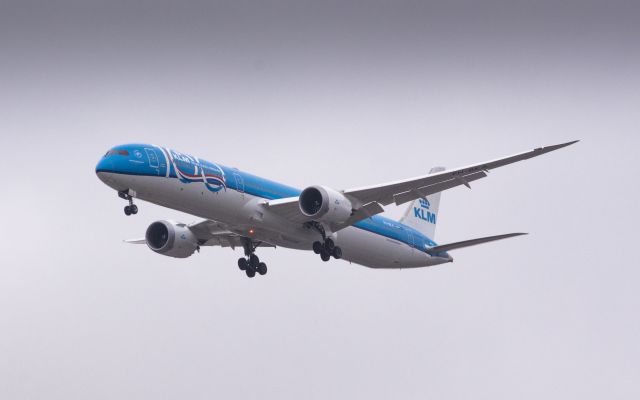 Boeing 787-9 Dreamliner (PH-BKA) - Beacon of PH-BKA on final to runway 28R 