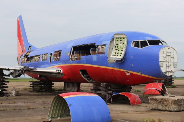 BOEING 737-300 (N662SW) - Stored since 2014