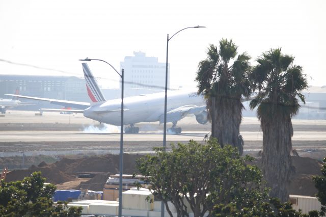 BOEING 777-300ER (F-GSQL)