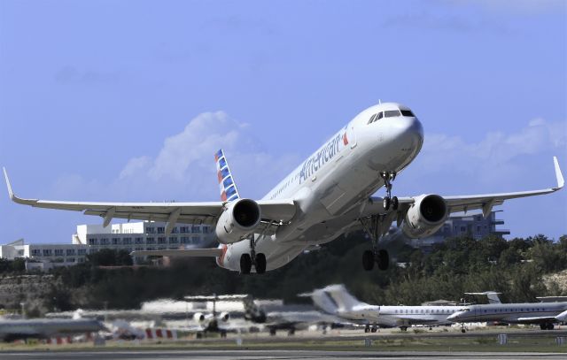 Airbus A321 (N153AN)