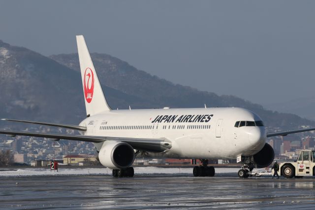 BOEING 767-300 (JA652J) - 18 December 2016:HKD-HND.