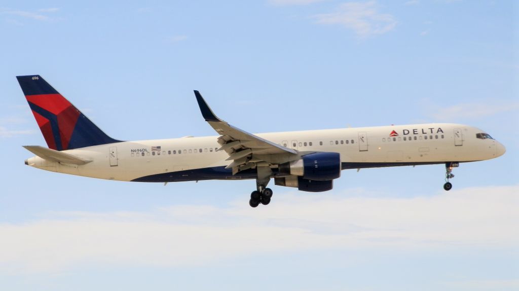 Boeing 757-200 (N696DL)