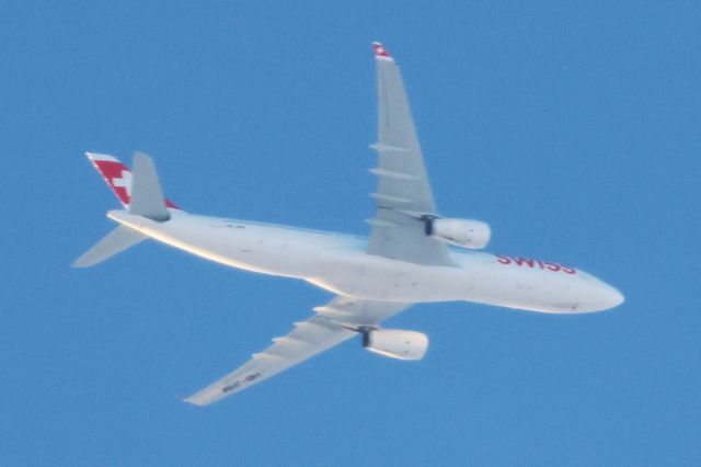 Airbus A330-300 (HB-JHM) - HB-JHM Airbus A-330 343X Swiss Air LX87 De Montréal. YUL. Vers Zurich ZRH. Altitude 5945 Mètres. Vitesse 783 KM/H. Survolant la ville de Lavaltrie QC. Le 09-03-2025 à 18:13.