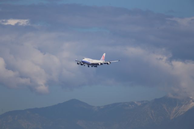 Boeing 747-400 (B-18207)