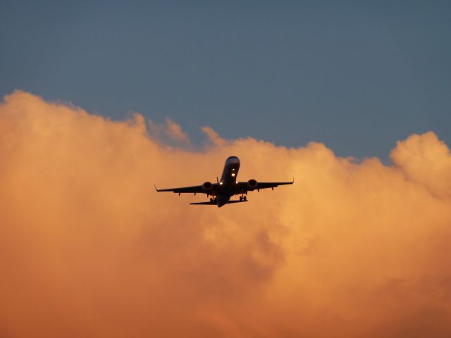 Embraer ERJ-190 (C-FHIQ) - Landing at PDX on 28L.