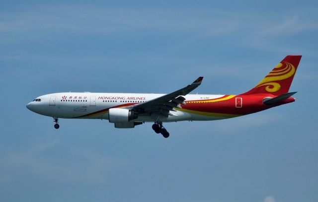 Airbus A330-200 (B-LND) - Final approach to HKG Rwy25R (2016/07/28)