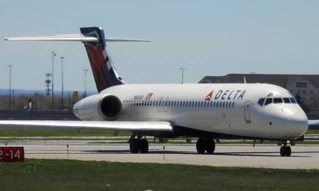 Boeing 717-200 (N953AT) - Delta 717 taxiing on J to runway 23