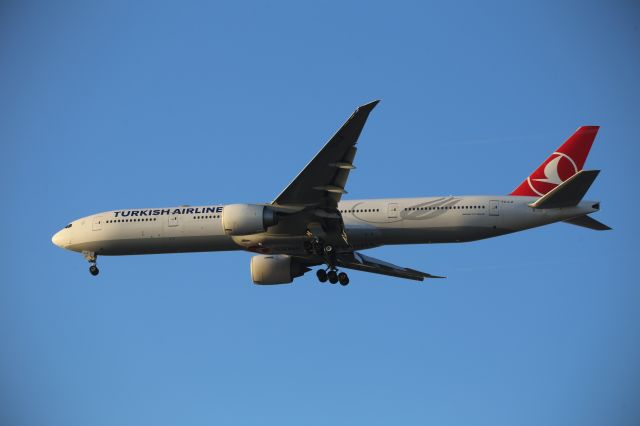 BOEING 777-300ER (TC-LJI)