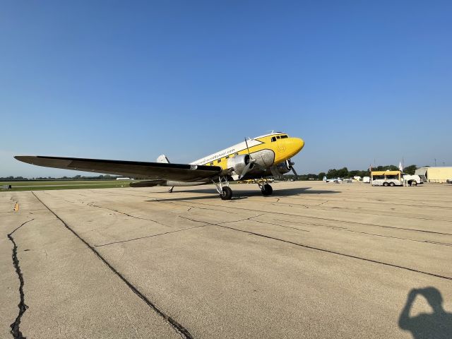 Douglas DC-3 (N143D)